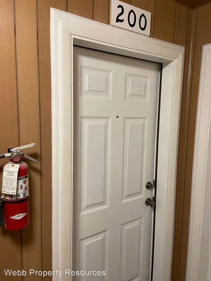 1515 SE Collins Drive - Photo 3 of 8