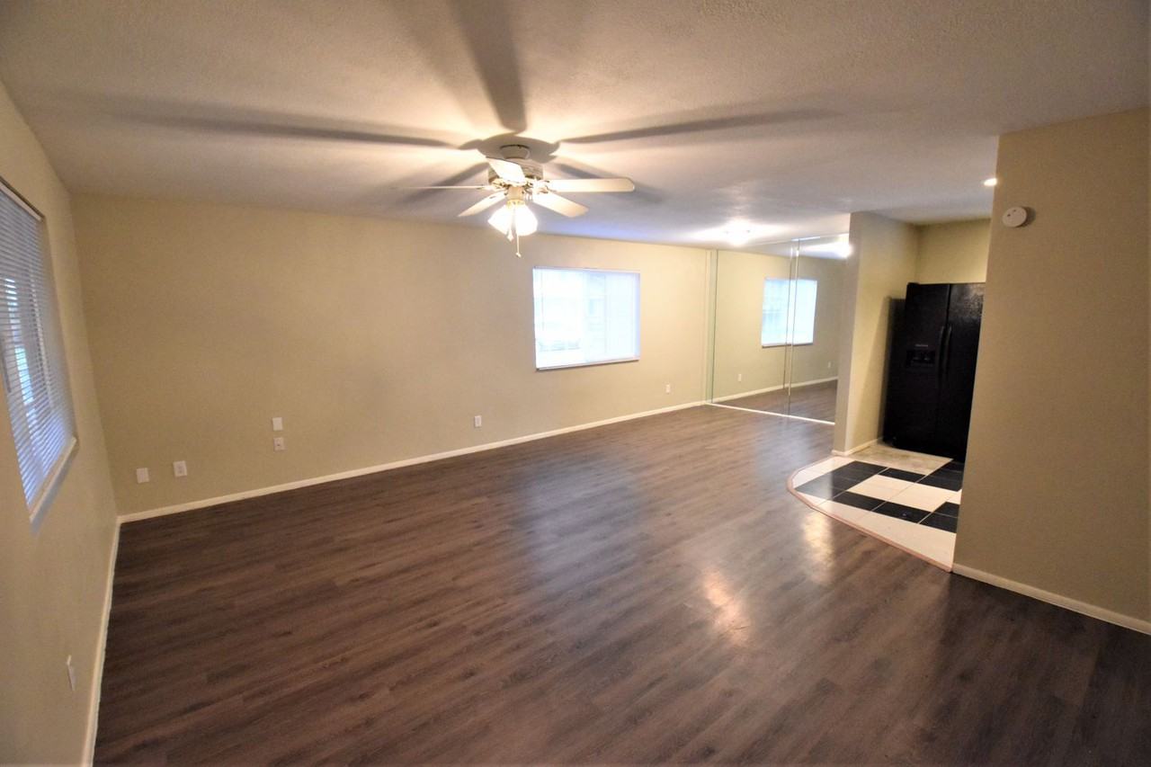 2361 W Marconi Ave - Photo 3 of 11