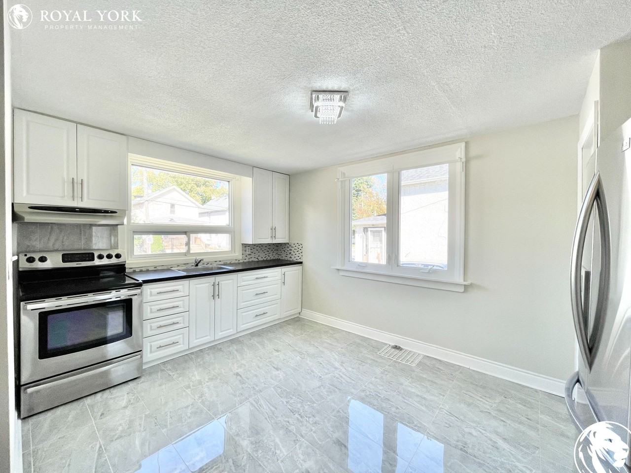 366 Eagle St - Photo 3 of 31