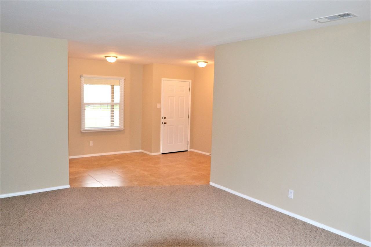 9484 Amsdell Ave - Photo 3 of 10