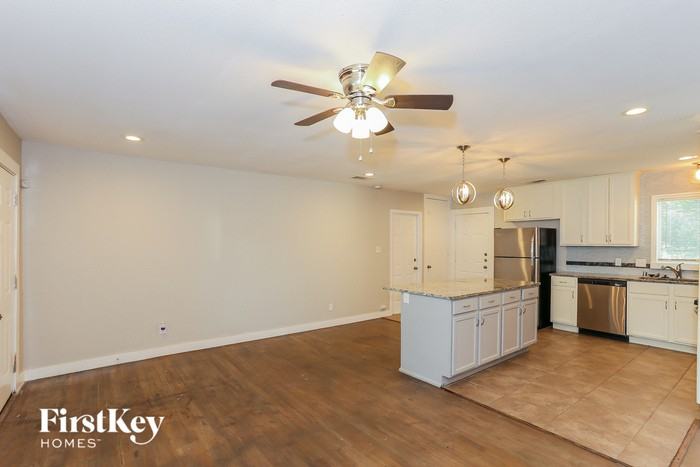 1825 Jocyle St - Photo 3 of 15