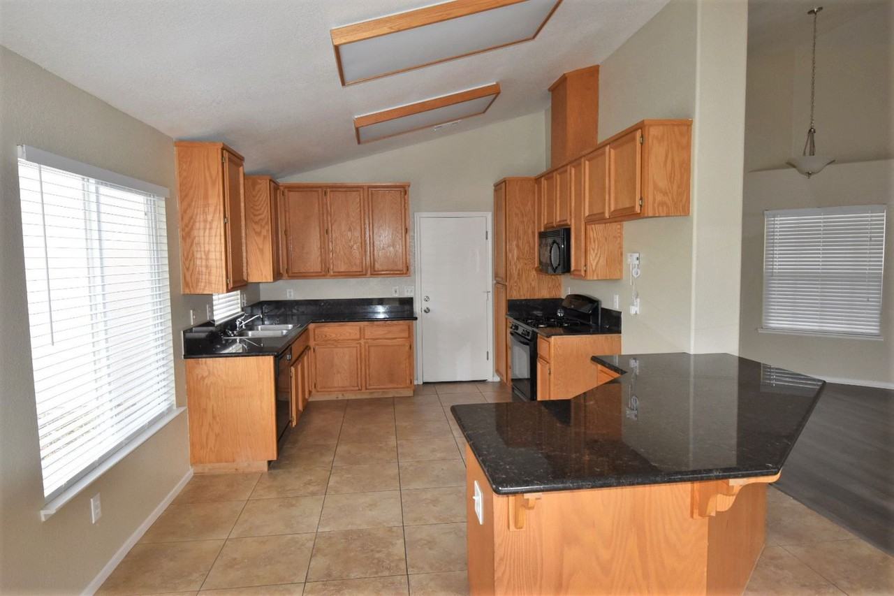 1018 Bay Terrace Ct - Photo 3 of 12