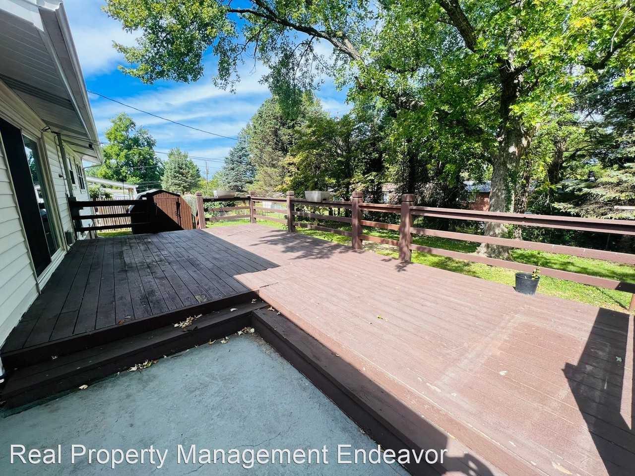 11943 Midvale Dr - Photo 3 of 32