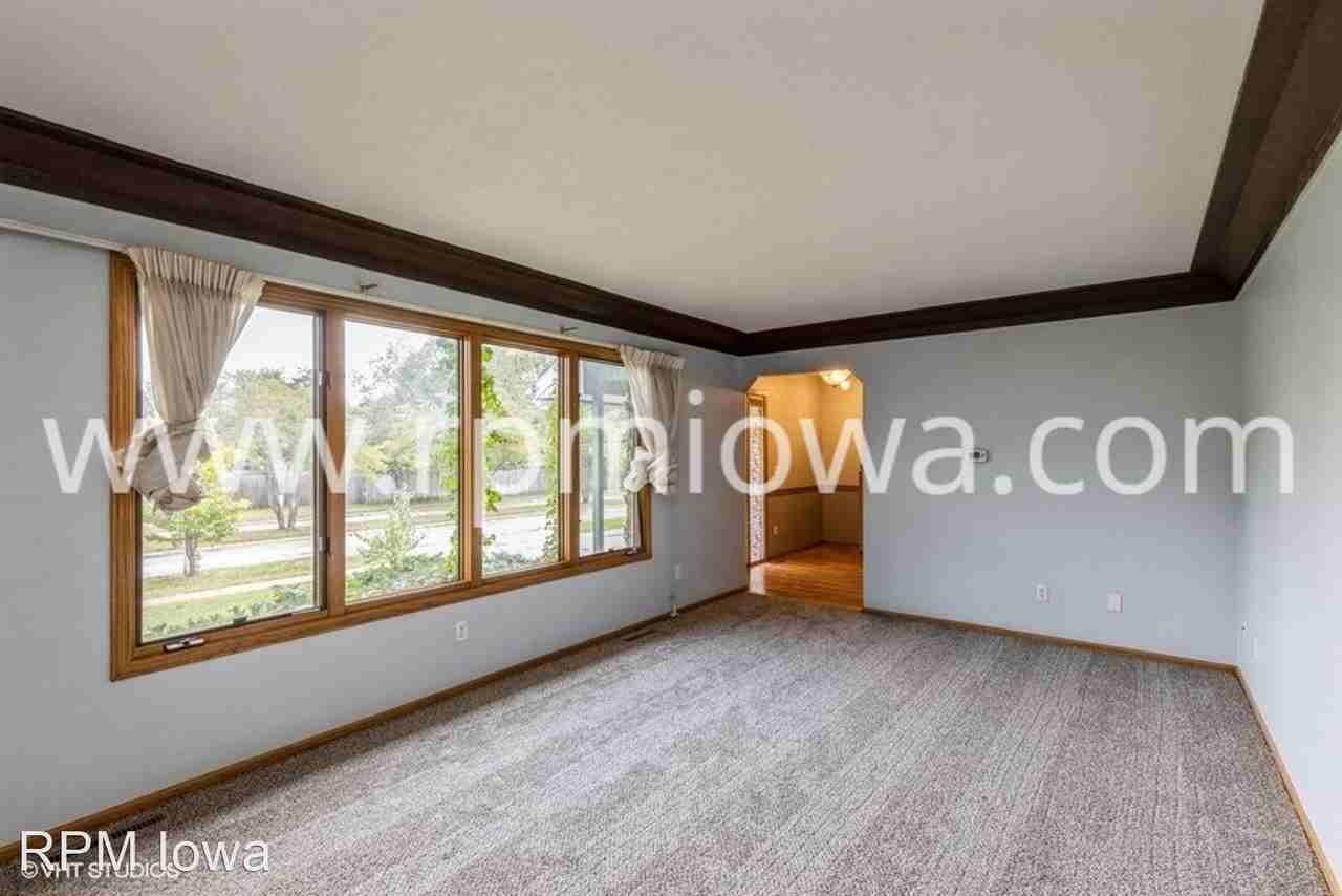 1209 Idaho Ave - Photo 2 of 15