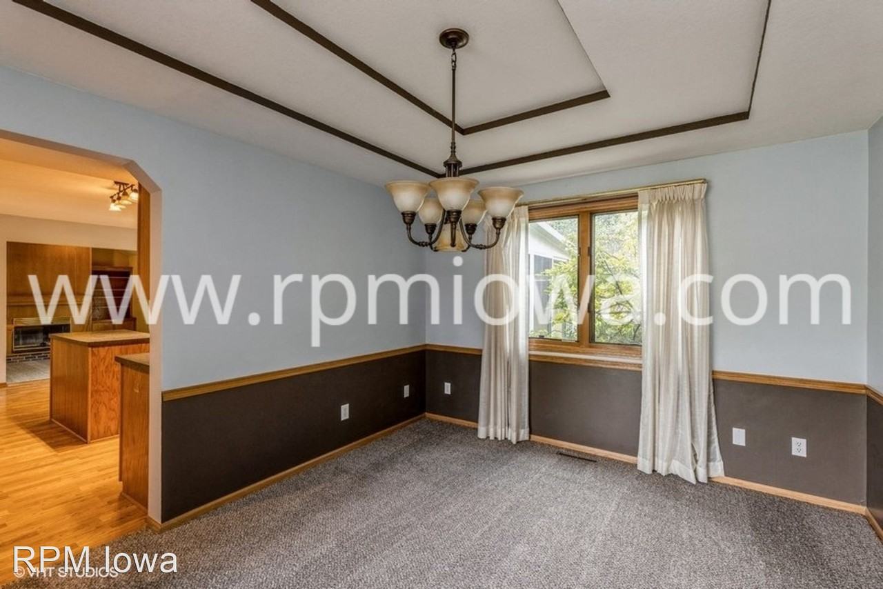 1209 Idaho Ave - Photo 3 of 15