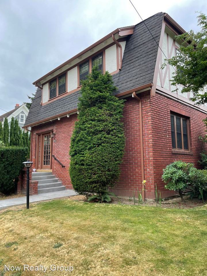 2706 Ne Hancock St - Photo 2 of 32