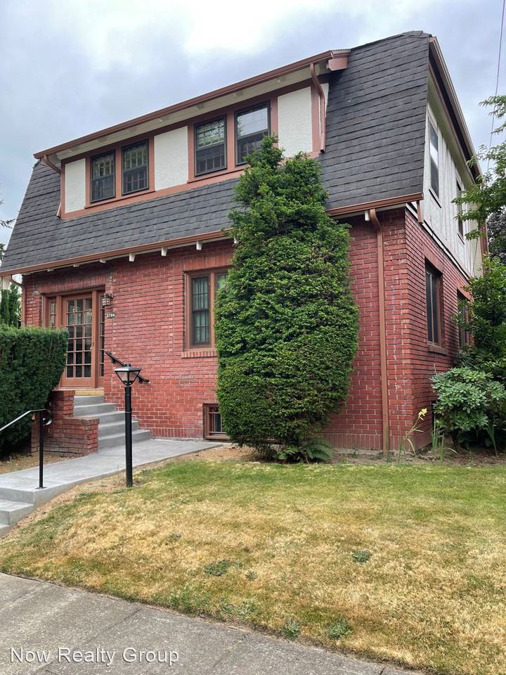 2706 Ne Hancock St - Photo 3 of 32