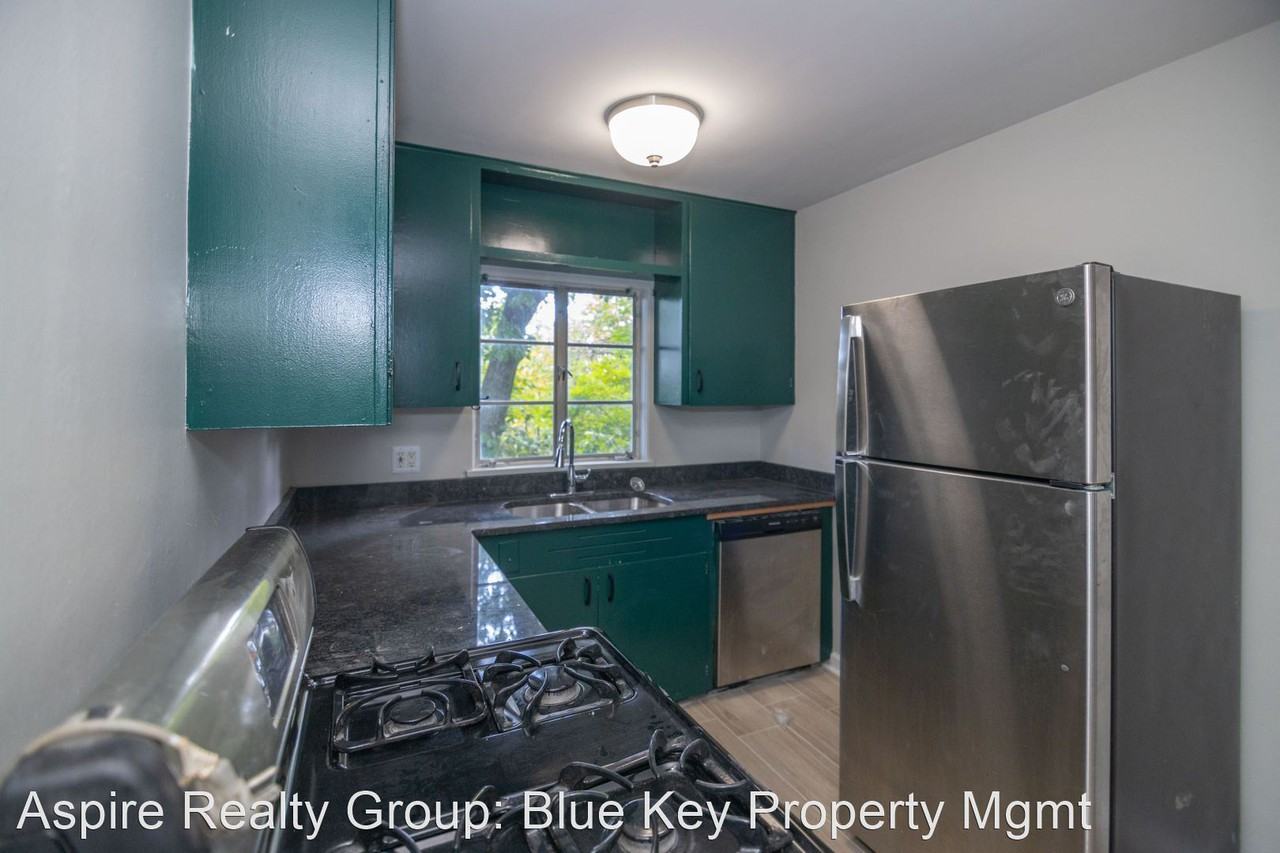 319 N Pierce St - Photo 3 of 21
