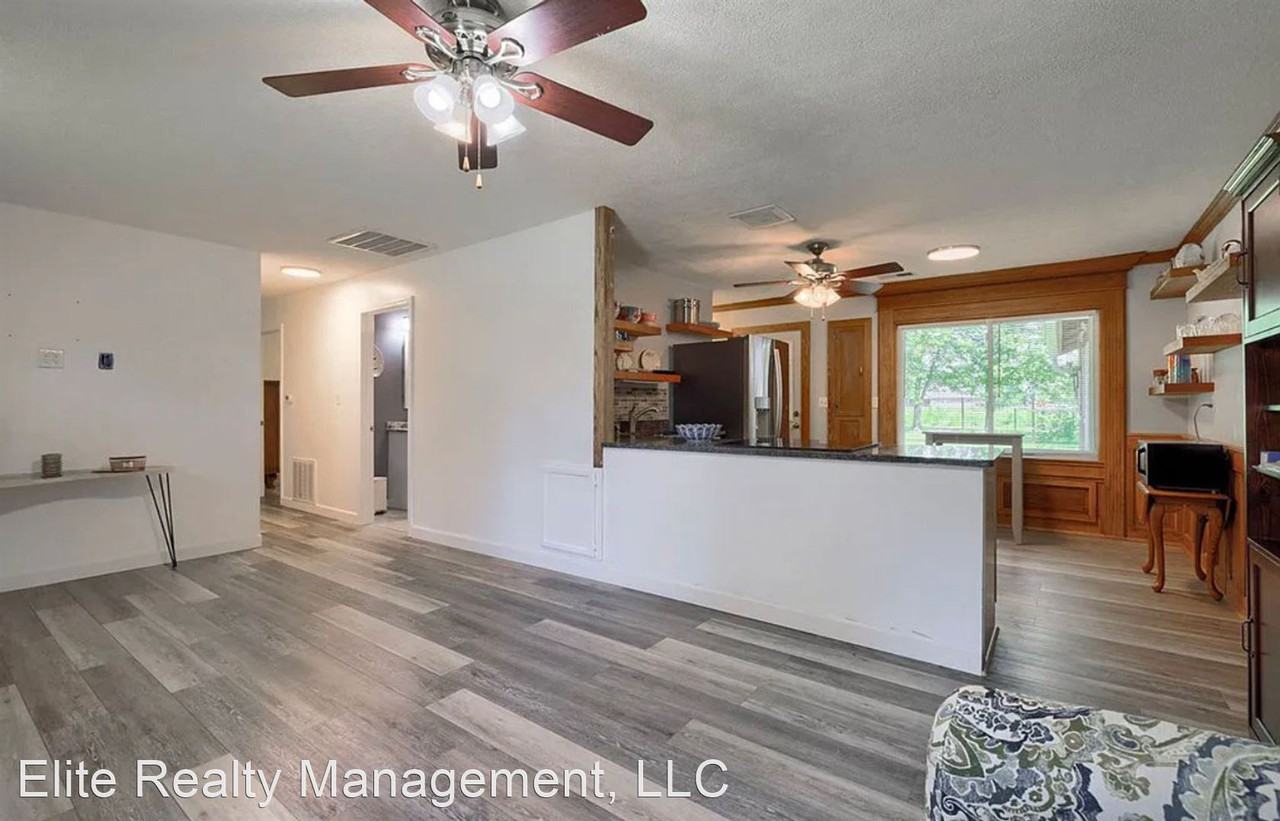 7276 Donald Ave - Photo 3 of 9