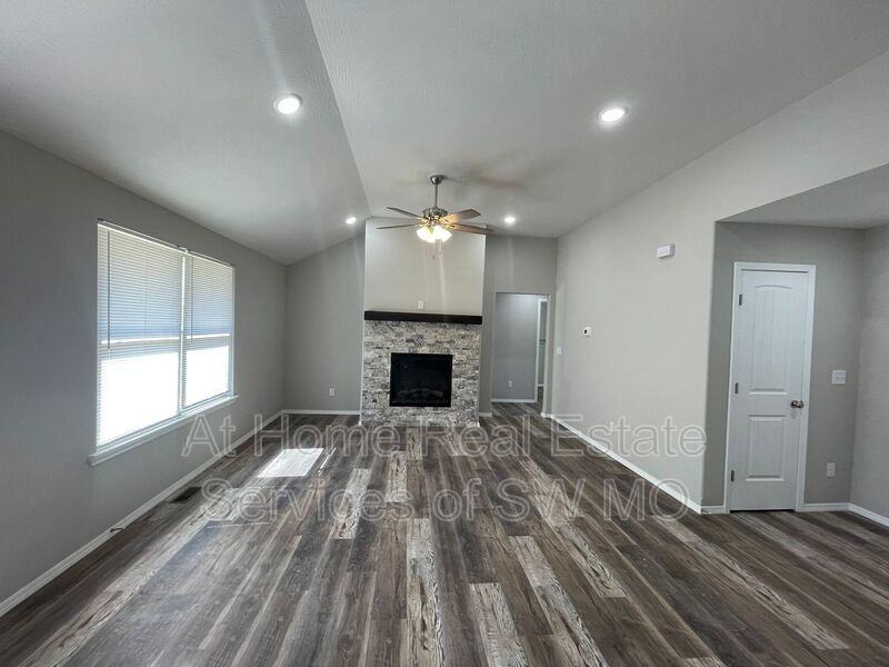 613 S Southgate - Photo 3 of 10