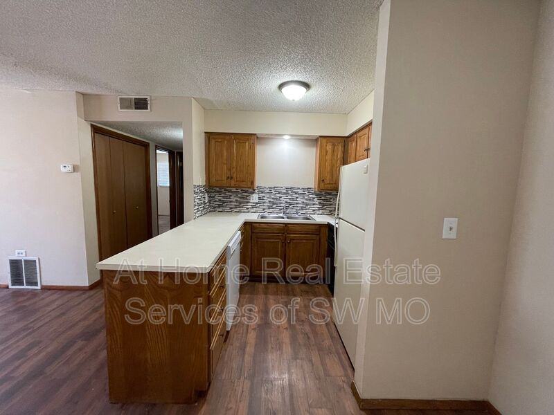 2862 S Rogers Ave #2 - Photo 5 of 7