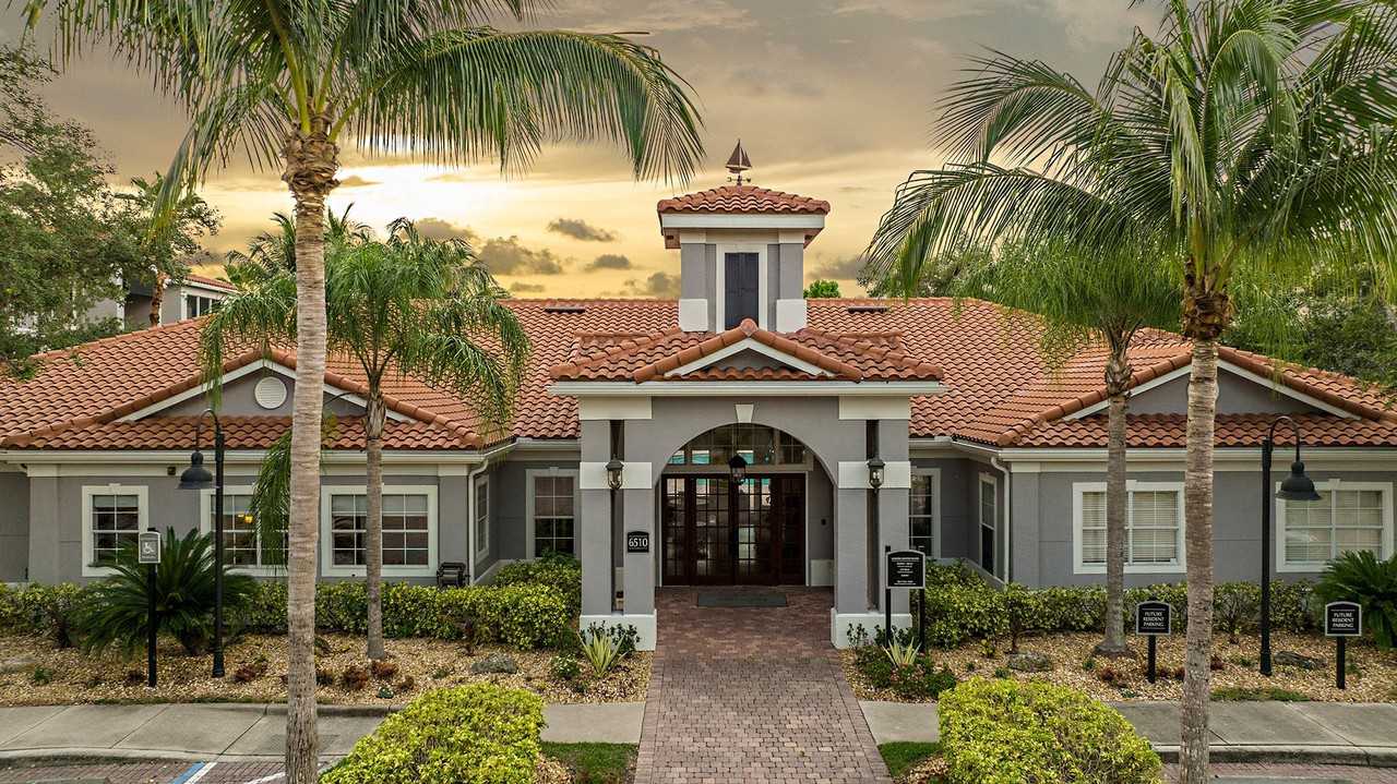 Yacht Club - Photo 3 of 38