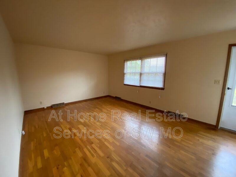 2133 S Ventura Ave - Photo 2 of 8