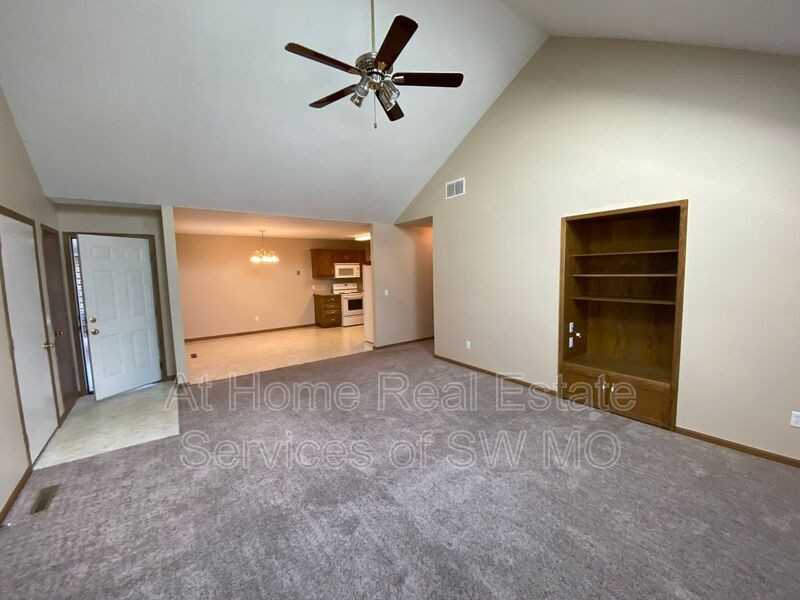 4136 S Homewood St #B - Photo 3 of 12