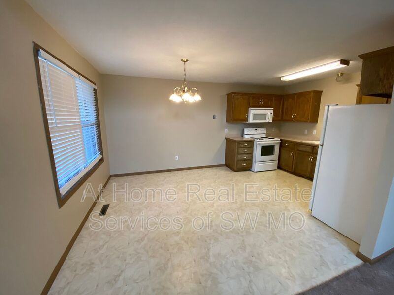 4136 S Homewood St #B - Photo 4 of 12