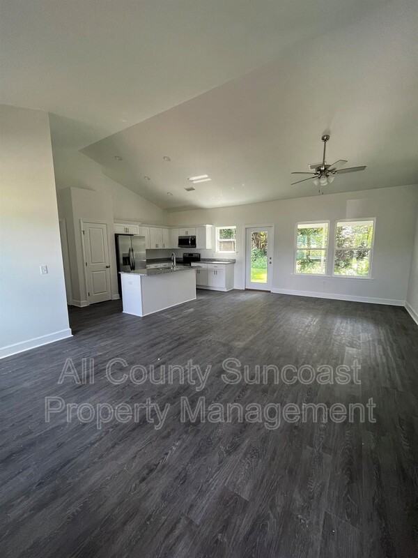 365 Melrose Dr - Photo 2 of 11