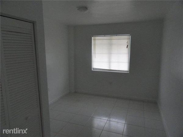 300 SW 9th Ave - Photo 2 of 4