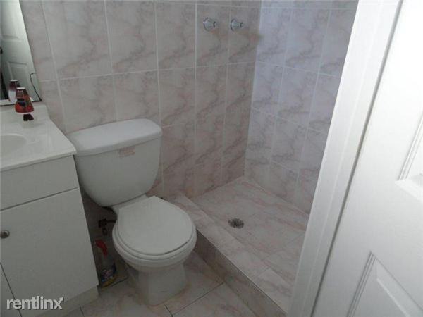 300 SW 9th Ave - Photo 3 of 4