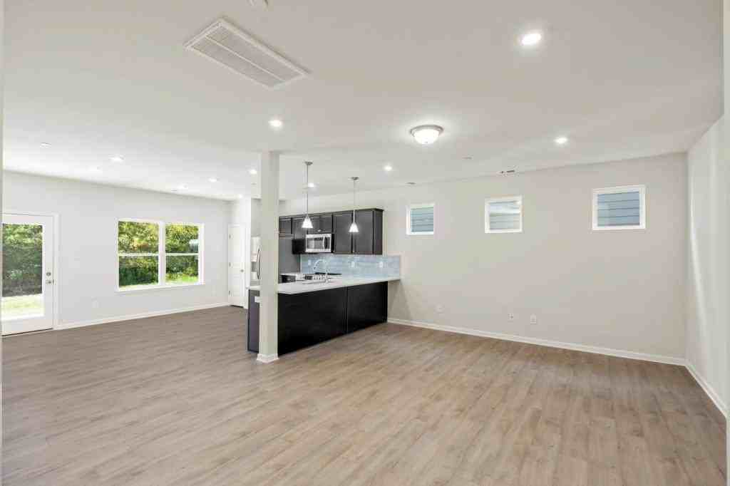 222 Emmett Dr - Photo 6 of 32