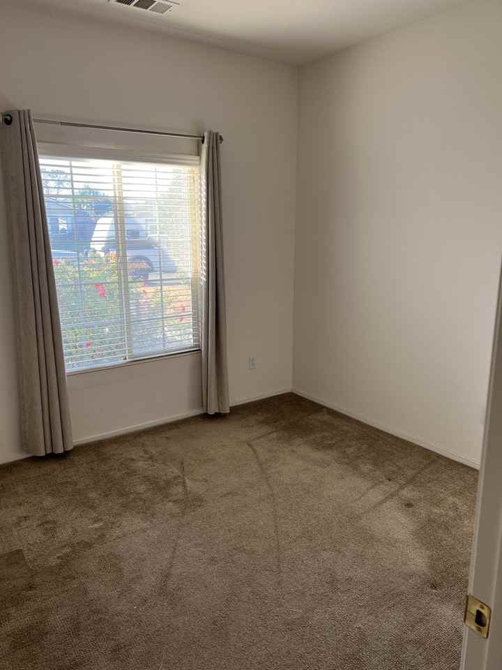 1018 S Green St - Photo 2 of 15