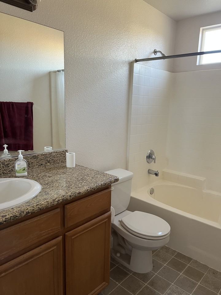 1018 S Green St - Photo 3 of 15