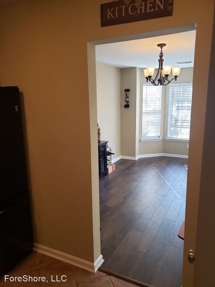 121 Oakesdale Dr - Photo 3 of 9