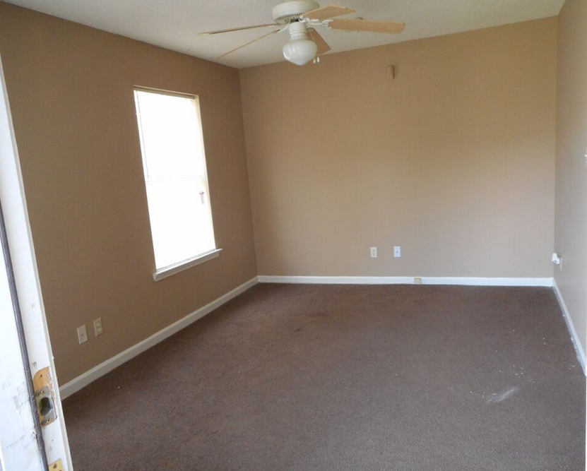 4690 Royal View Dr - Photo 3 of 11