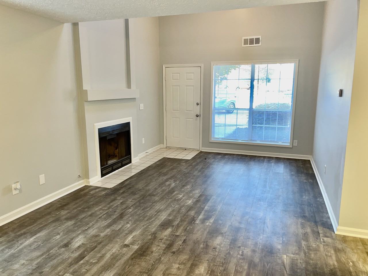 1336 Yorkshire Ln - Photo 3 of 8