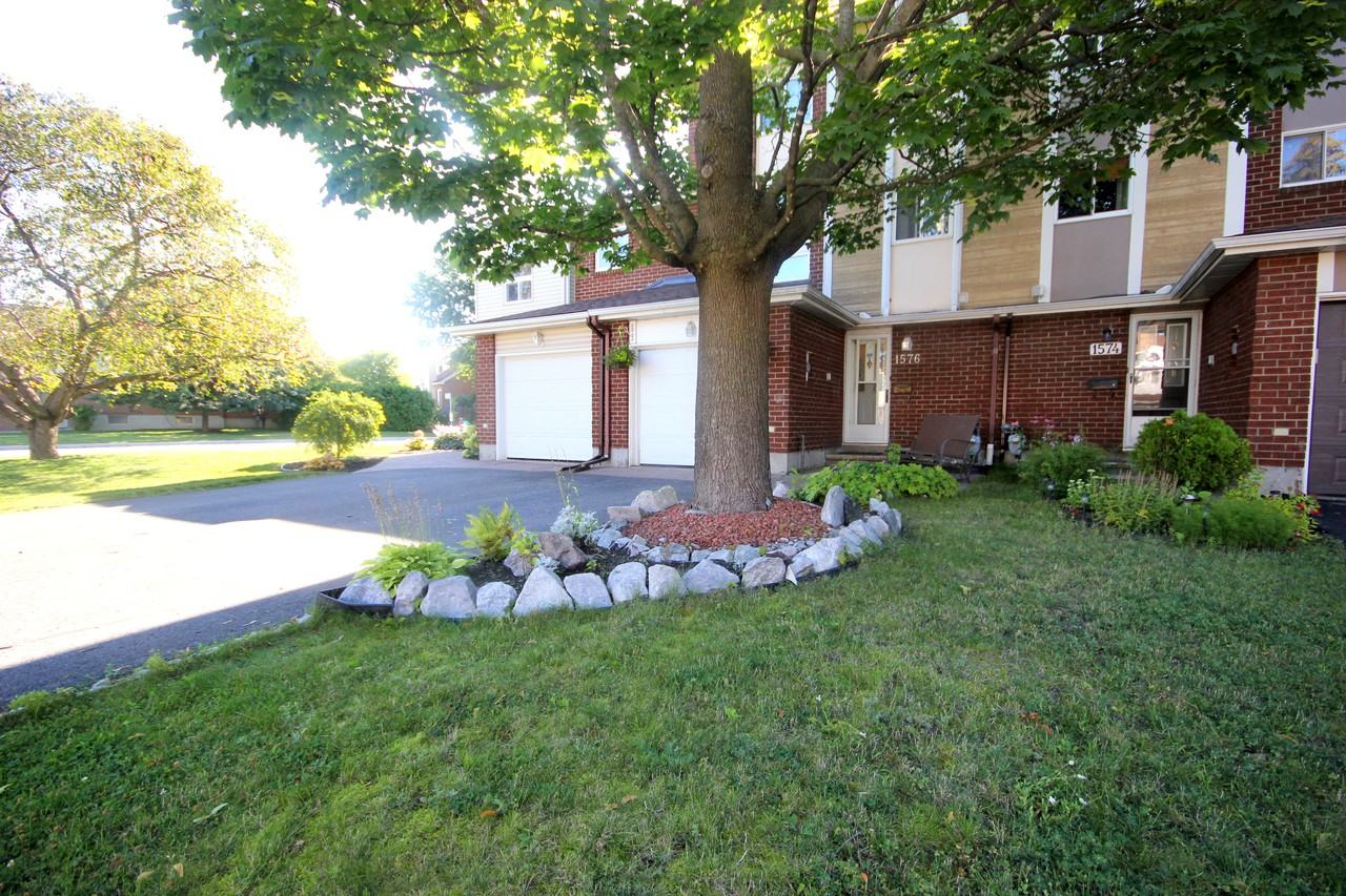 1576 Thurlow St - Photo 2 of 11
