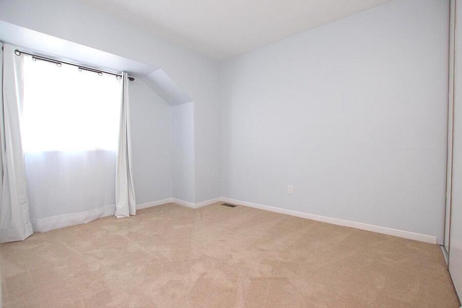 1576 Thurlow St - Photo 3 of 11