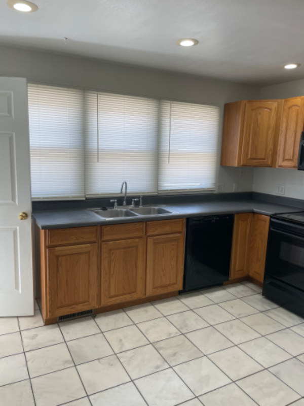 618 Broadway St - Photo 7 of 27