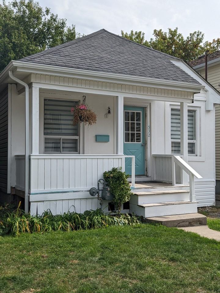 532 John Street North - Photo 3 of 7