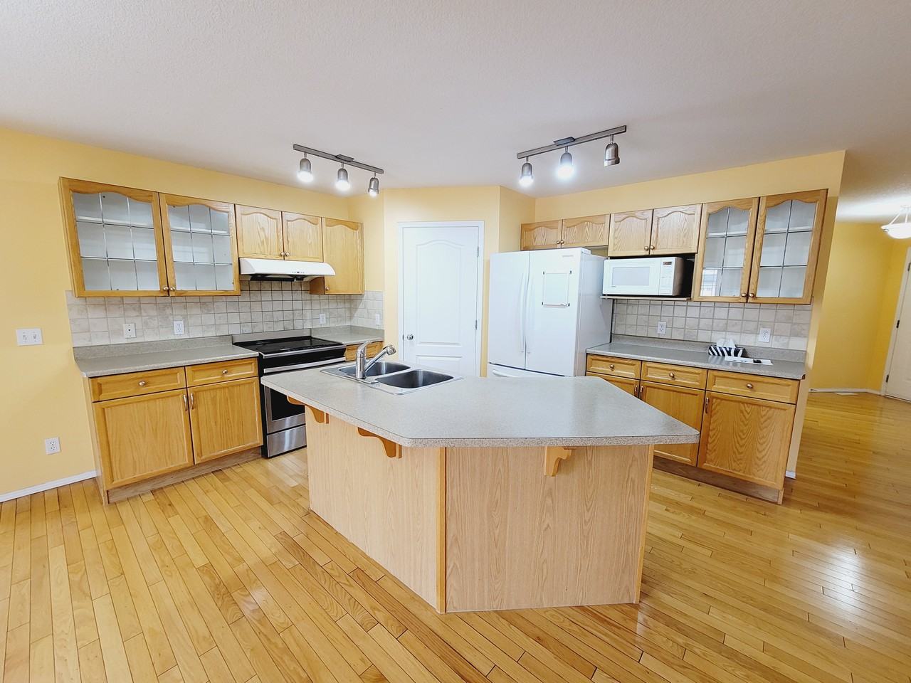 13434 159a Ave Nw - Photo 2 of 40