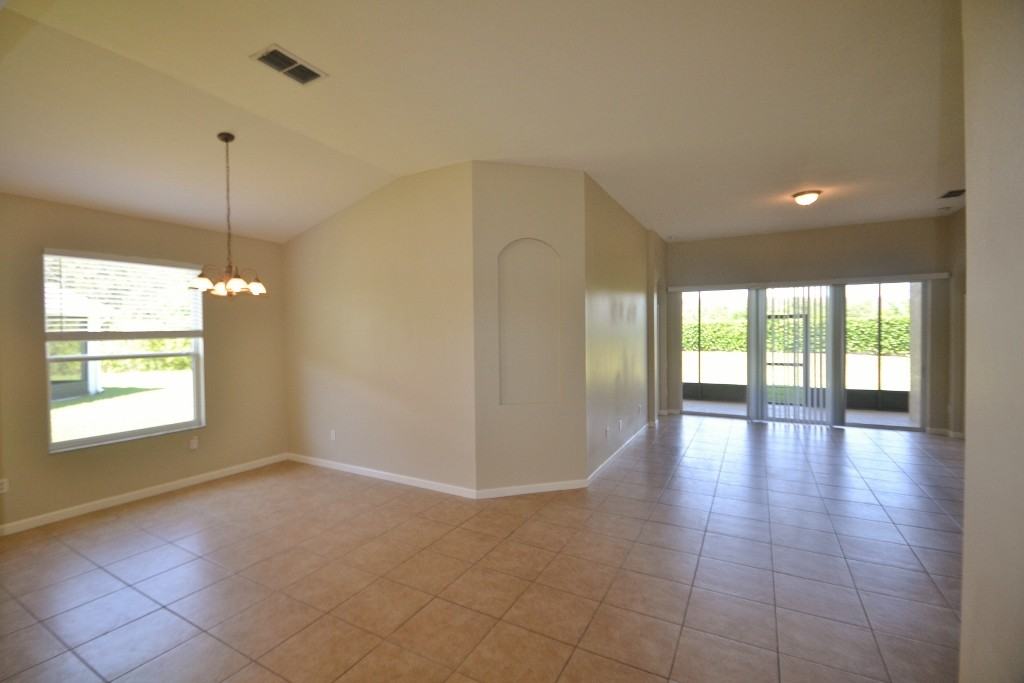 3175 Stonehurst Cir - Photo 3 of 9