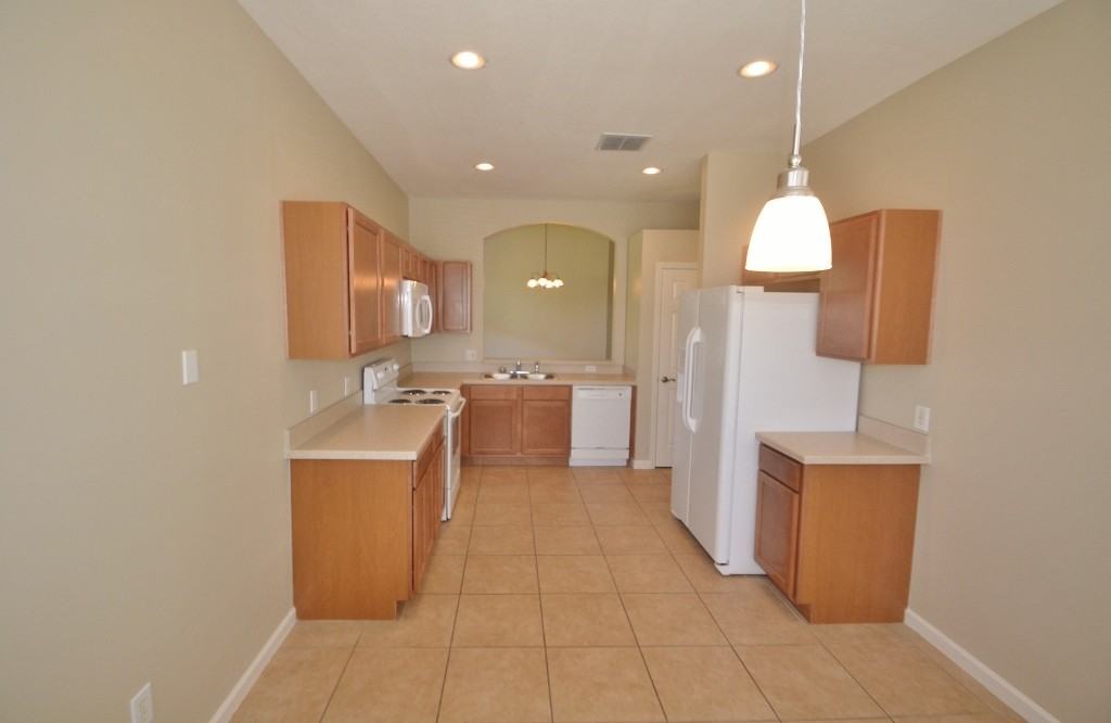 3175 Stonehurst Cir - Photo 2 of 9