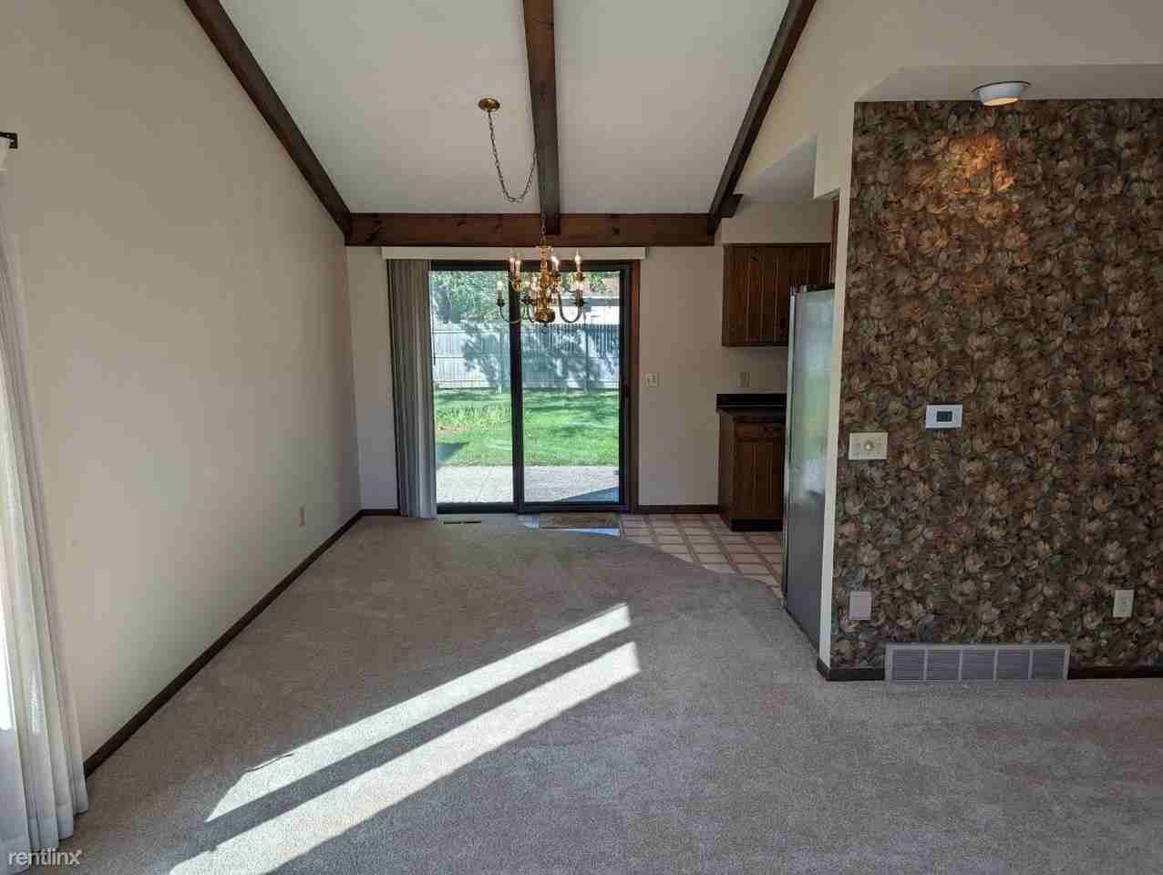 320 Roberts St - Photo 2 of 10