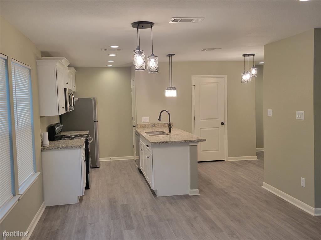 7968 Fowlie St - Photo 2 of 6