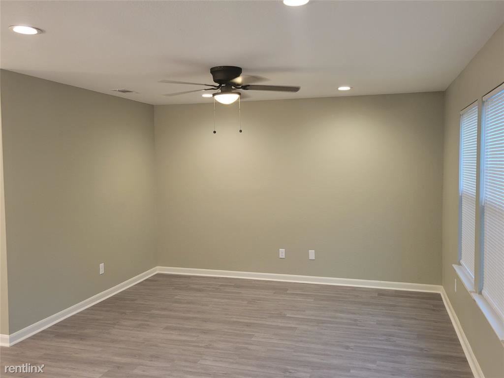 7968 Fowlie St - Photo 3 of 6