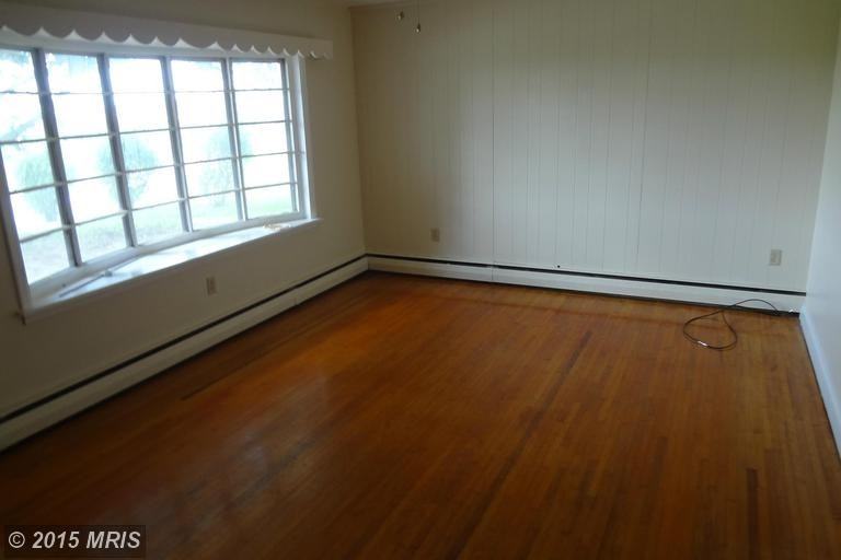 136 Lincoln Dr - Photo 2 of 8