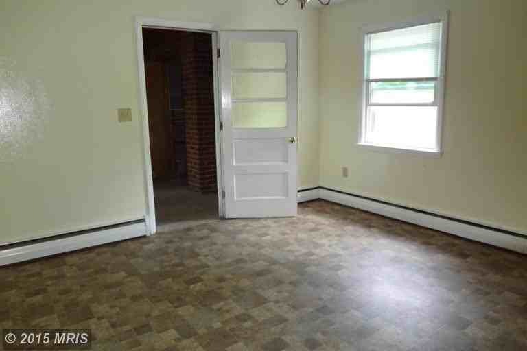 136 Lincoln Dr - Photo 3 of 8