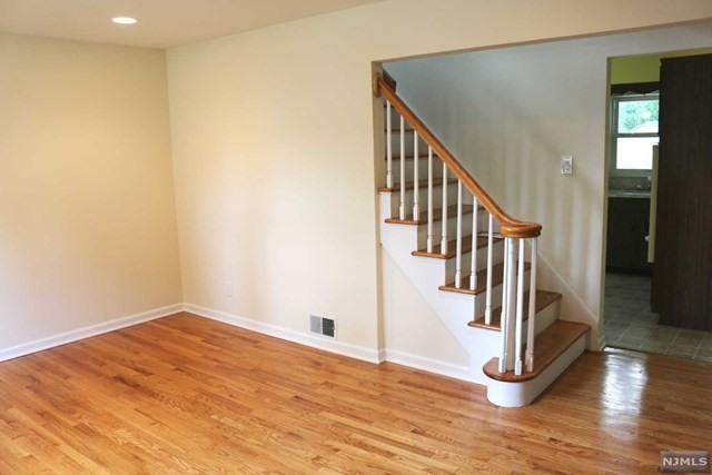 9-04 Essex Pl - Photo 2 of 19