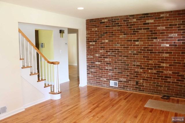 9-04 Essex Pl - Photo 3 of 19