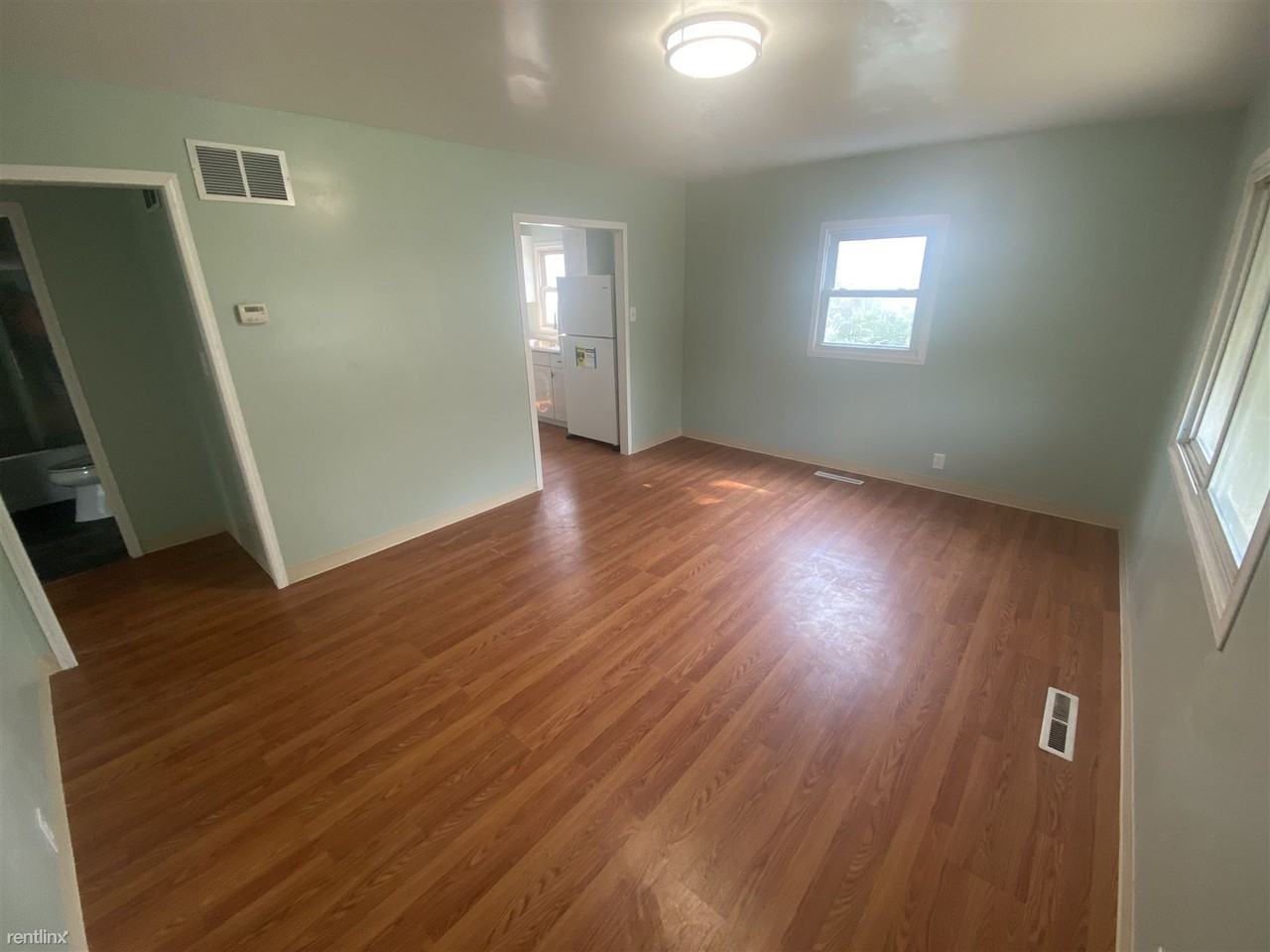 110 N Wellington St - Photo 2 of 9