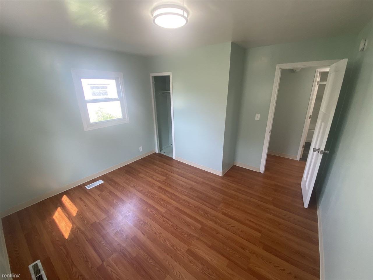 110 N Wellington St - Photo 3 of 9