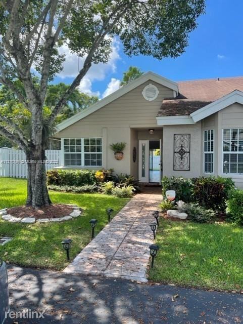 11160 Sw 11th Pl - Photo 2 of 13