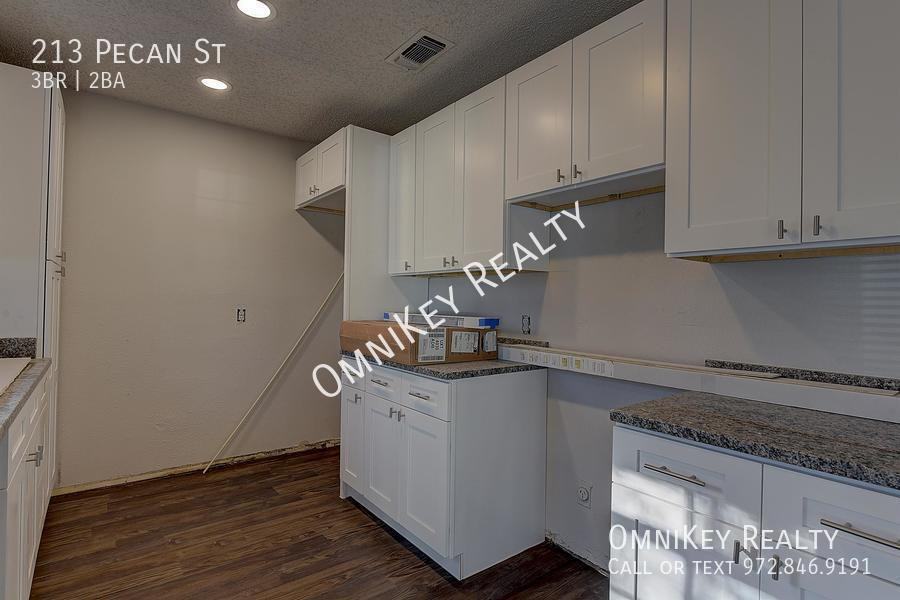 213 Pecan St - Photo 2 of 16