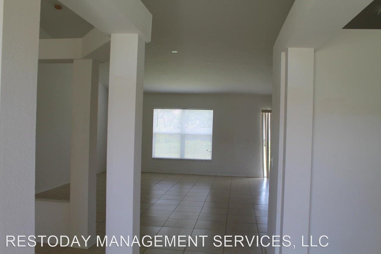 1061 Sw Coleman Ave - Photo 2 of 14