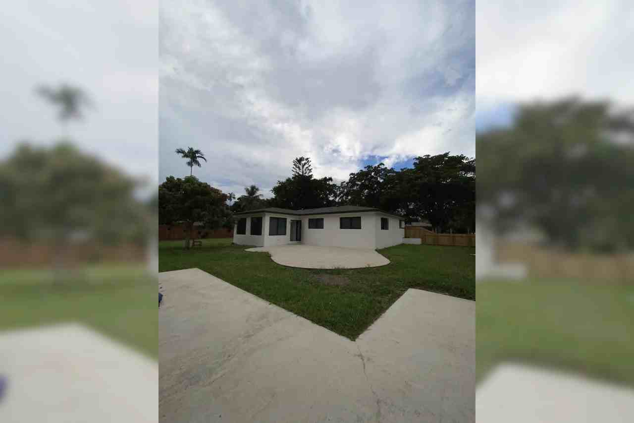 420 Nw 88th Ter - Photo 2 of 33