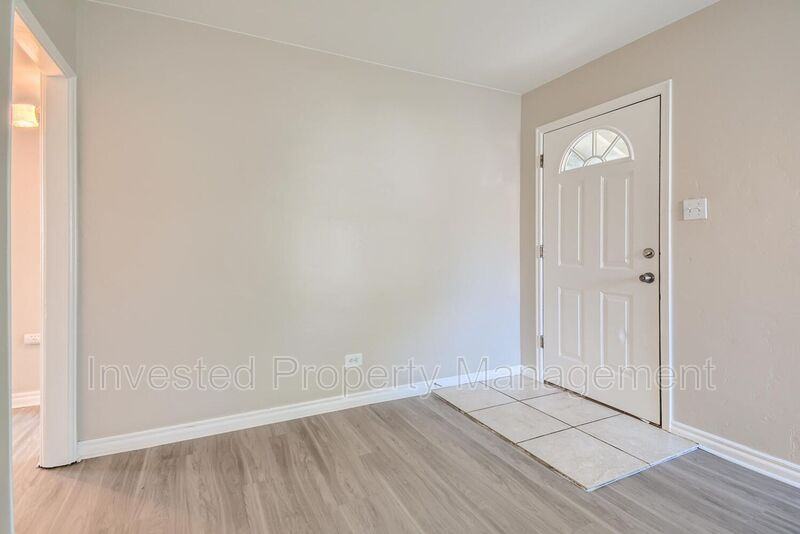 1860 S Cook St - Photo 2 of 11