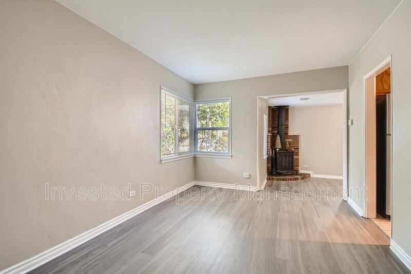 1860 S Cook St - Photo 3 of 11